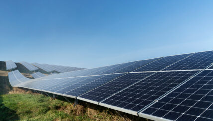 bela-usina-de-energia-alternativa-com-paineis-solares